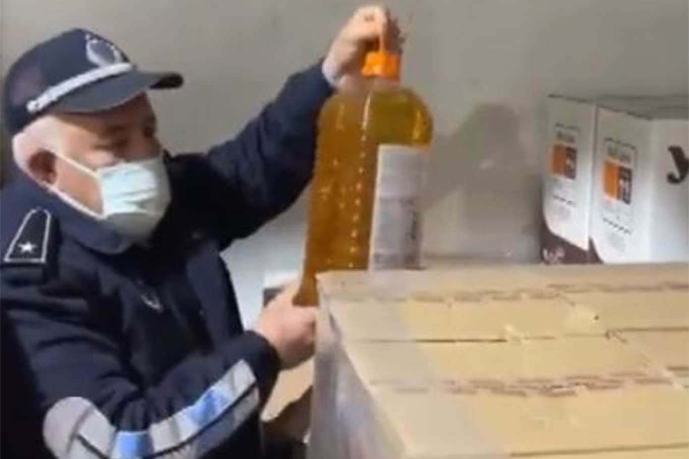 Gaziantep'te raflardan kaldırılan yağlar depolarda ele geçirildi Gaziantep'te raflardan kaldırılan yağlar depolarda ele geçirildi